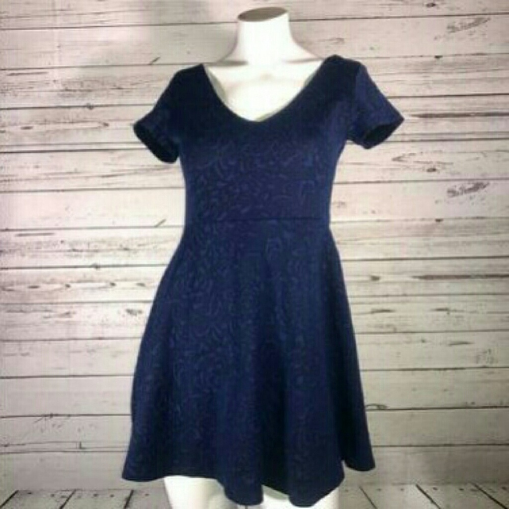 S/M FOREVER 21 Textured Lace Print Skater Dress